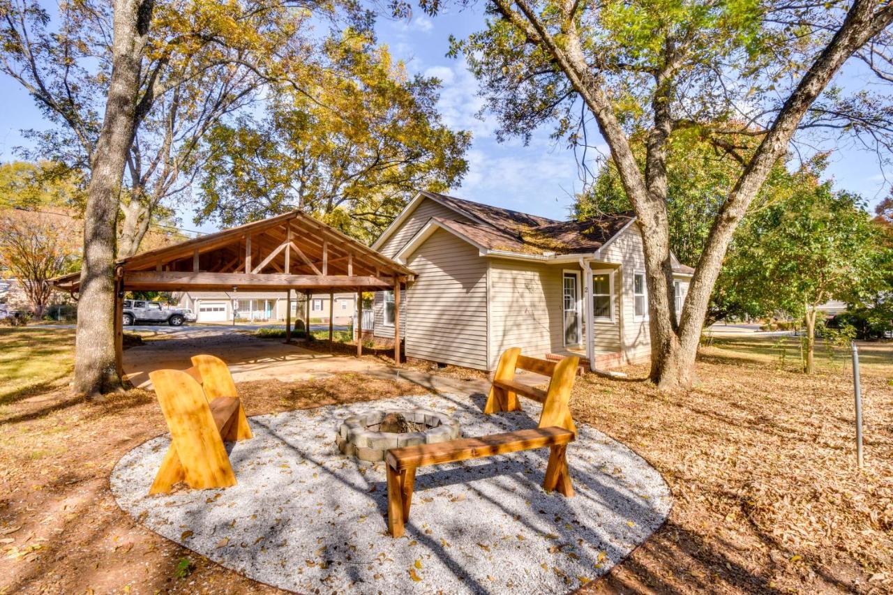 Tranquil Travelers Rest Home With Fire Pit! 외부 사진